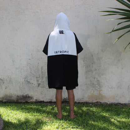 INTROPIC PONCHO SHORTY - BLACK & WHITE