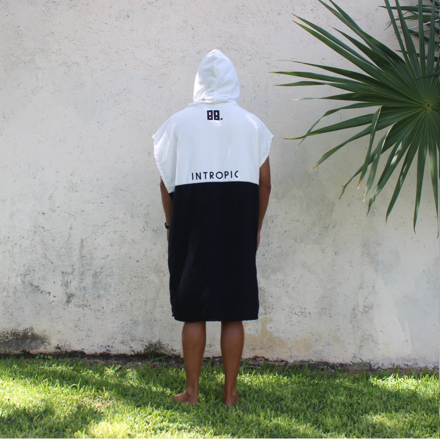 INTROPIC PONCHO - BLACK & WHITE